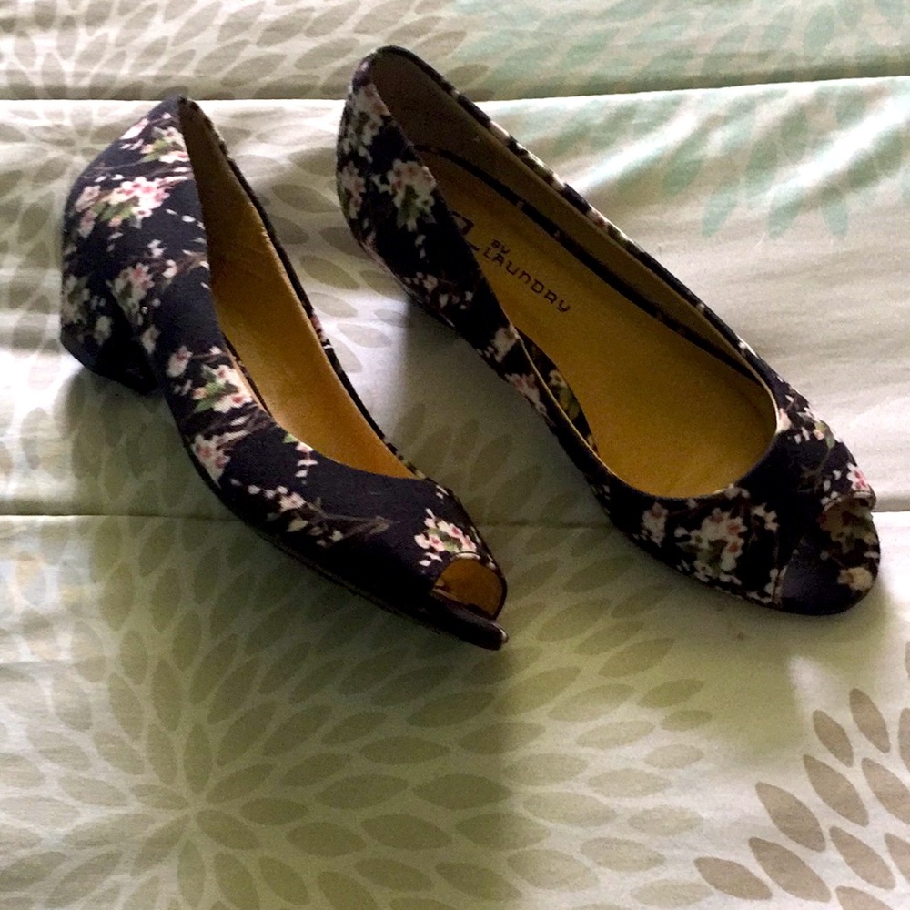 Floral pair of High hill shoes🌸